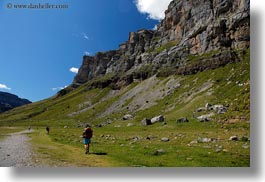 images/Europe/Spain/Ordesa/hiking-in-valley-12.jpg