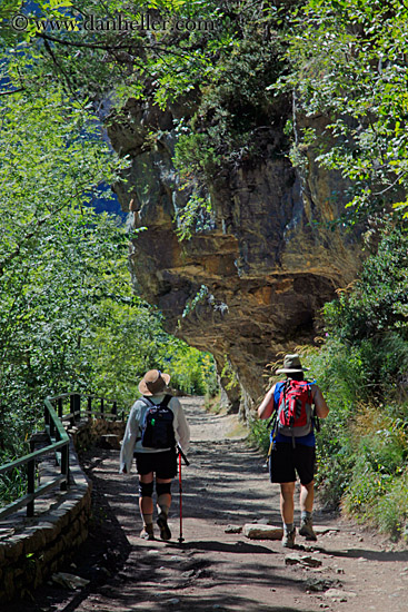 hiking-under-rock-overhang-03.jpg