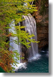 images/Europe/Spain/Ordesa/waterfall-n-tree-branch-02.jpg