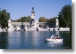 images/Europe/Spain/Other/boat-monument.jpg