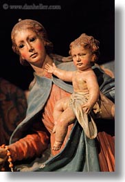images/Europe/Spain/Siresa/IglesiaMonasterioDeSanPedro/modonna-n-jesus-statue-02.jpg