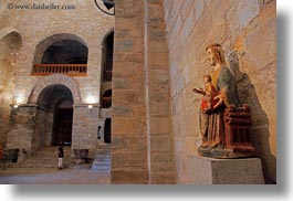 images/Europe/Spain/Siresa/IglesiaMonasterioDeSanPedro/modonna-n-jesus-statue-05.jpg