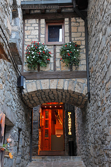 pizzaria-n-narrow-street-01.jpg