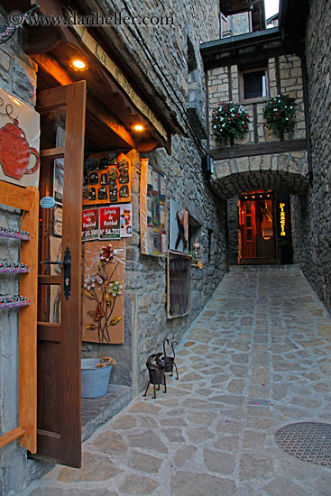 pizzaria-n-narrow-street-02.jpg