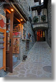 images/Europe/Spain/Torla/pizzaria-n-narrow-street-02.jpg