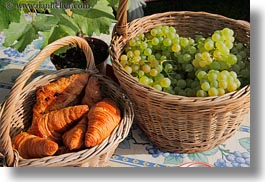 images/Europe/Switzerland/Montreaux/Grapes/white-grapes-n-croissants-in-basket-01.jpg