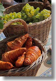 images/Europe/Switzerland/Montreaux/Grapes/white-grapes-n-croissants-in-basket-02.jpg