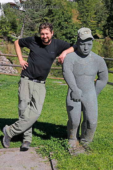 robert-n-statue.jpg