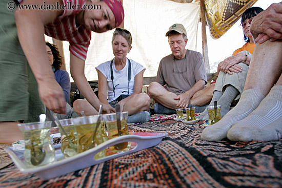 serving-turkish-tea-2.jpg