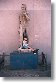 images/LatinAmerica/Argentina/BuenosAires/LaBoca/People/Kids/boy-statue.jpg