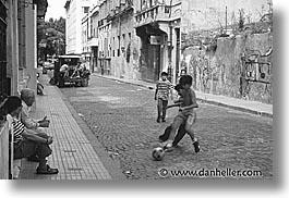 images/LatinAmerica/Argentina/BuenosAires/LaBoca/People/Kids/kids-football.jpg