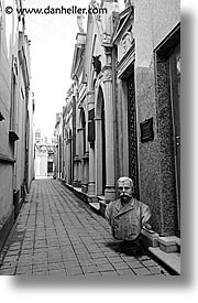 images/LatinAmerica/Argentina/BuenosAires/RecoletaCemetery/grave-alley-4.jpg