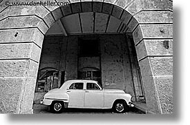 images/LatinAmerica/Cuba/Cars/car-in-arch-bw.jpg