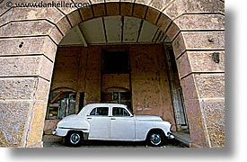 images/LatinAmerica/Cuba/Cars/white-car-n-arch.jpg