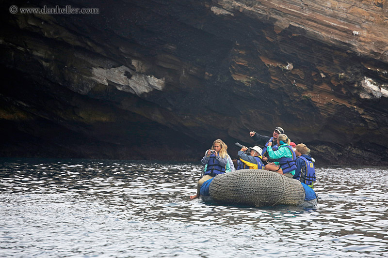 tour-group-in-raft-01.jpg