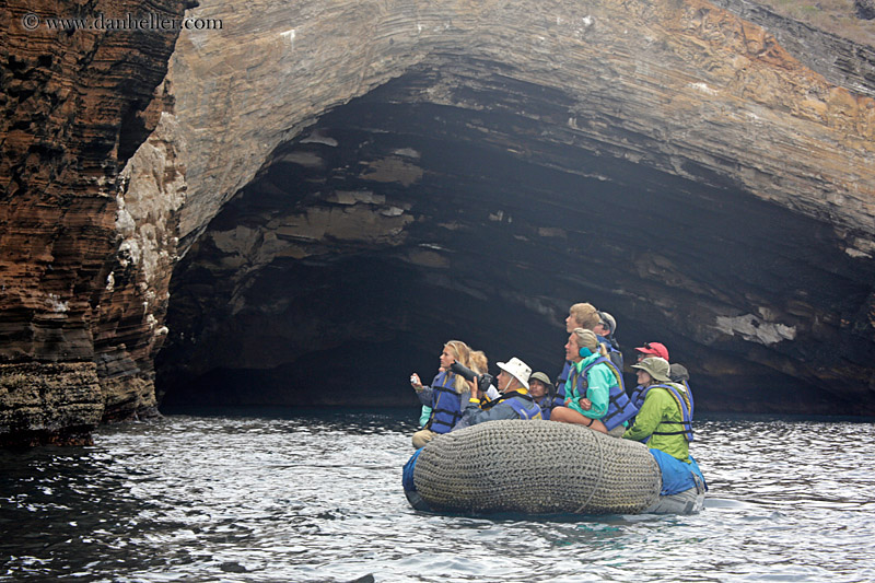 tour-group-in-raft-03.jpg