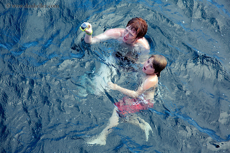 kids-playing-in-ocean-02.jpg