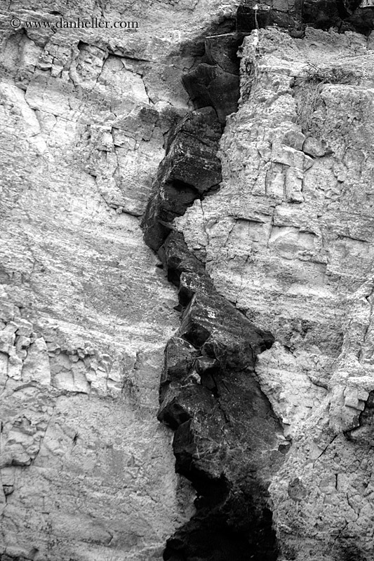 volcanic-dike-03-bw.jpg