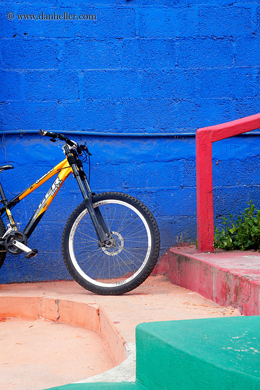 blue-wall-yellow-bike-red-railing-01.jpg