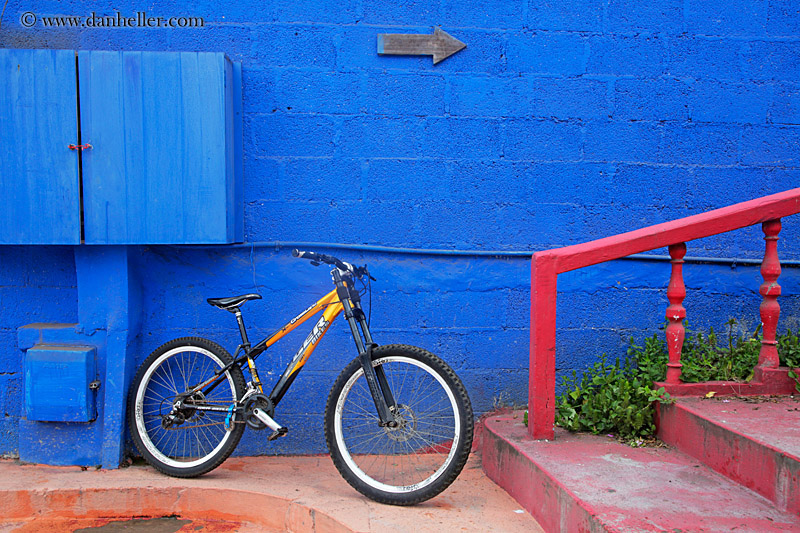 blue-wall-yellow-bike-red-railing-03.jpg