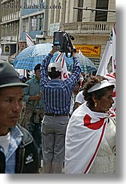 images/LatinAmerica/Ecuador/Quito/Men/videographer-in-crowd.jpg