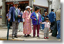images/LatinAmerica/Ecuador/Quito/People/colorful-family.jpg