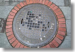 images/LatinAmerica/Ecuador/Quito/Town/quito-manhole-1.jpg