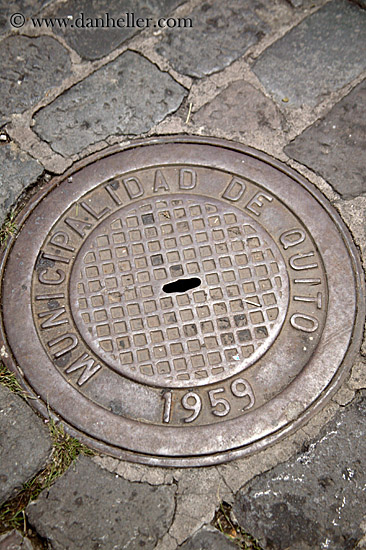 quito-manhole-3.jpg