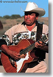 images/LatinAmerica/Mexico/PuntaChivato/guitar-player.jpg