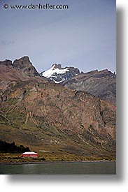 images/LatinAmerica/Patagonia/LagoViedma/red-barn-3.jpg