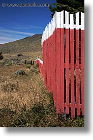 images/LatinAmerica/Patagonia/LagoViedma/red-fence.jpg