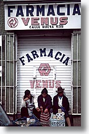 images/LatinAmerica/Peru/Cuzco/farmacia-crowd.jpg