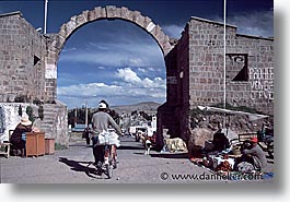 images/LatinAmerica/Peru/Titicaca/LakeView/bolivia-peru-border.jpg