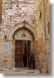images/MiddleEast/Israel/Jerusalem/Doors/men-entering-jewish-doorway.jpg