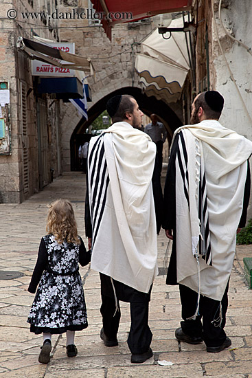 jewish-men-walking-w-girl.jpg