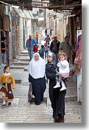 images/MiddleEast/Israel/Jerusalem/People/muslim-woman-carrying-girl-1.jpg
