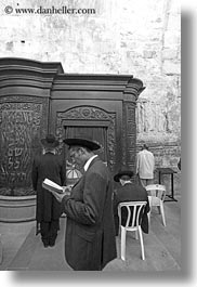 images/MiddleEast/Israel/Jerusalem/WesternWall/men-praying-2-bw.jpg
