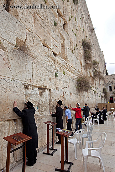 men-praying-at-western-wall-5.jpg