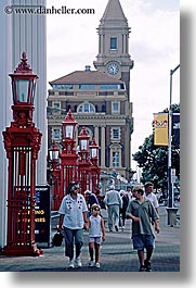 images/NewZealand/Auckland/red-lamp_posts-n-ppl.jpg