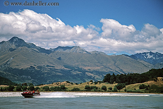 speed-boat-on-lake.jpg