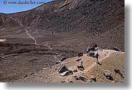 images/NewZealand/TongariroCrossing/faraway-hikers-3.jpg