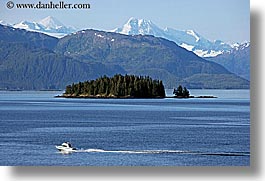 images/UnitedStates/Alaska/Boats/boat-n-mtns-1.jpg