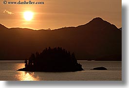 images/UnitedStates/Alaska/SunOcean/water-mtns-sunset-2.jpg