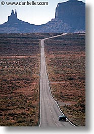 images/UnitedStates/Arizona/MonumentValley/monument-valley-road-0002.jpg