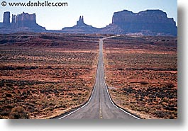 images/UnitedStates/Arizona/MonumentValley/monument-valley-road-0003.jpg