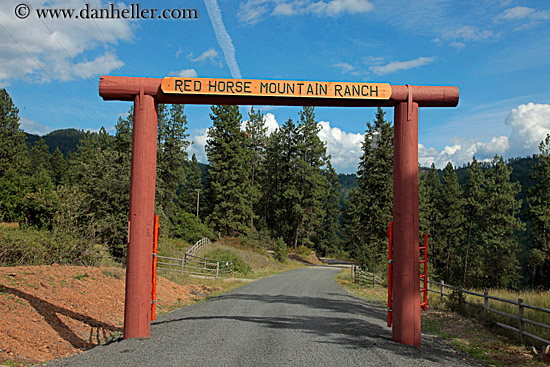 red-horse-ranch-sign.jpg