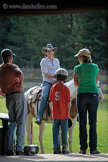 family-watching-horse-02.jpg