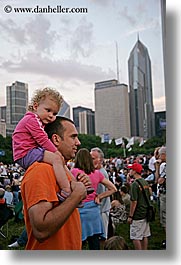images/UnitedStates/Illinois/Chicago/BluesFestival/girl-on-dads-shoulders-2.jpg