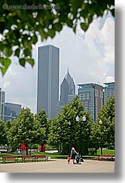 images/UnitedStates/Illinois/Chicago/Cityscapes/family-walking-cityscape.jpg
