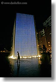 images/UnitedStates/Illinois/Chicago/MilleniumPark/CrownFountains/people-n-fntns-03.jpg